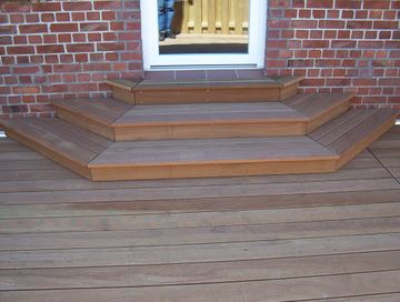Holzterrasse mit Treppe