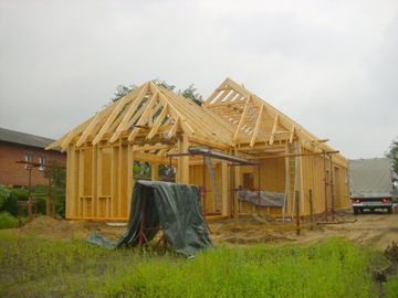 Holzrahmenhaus mit Walmdach