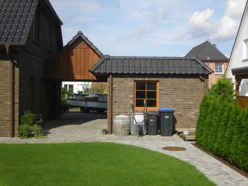 Schuppen mit Carport